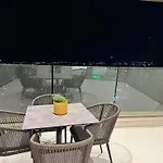 Skyhigh 360 Gym & Pool Apartamento *