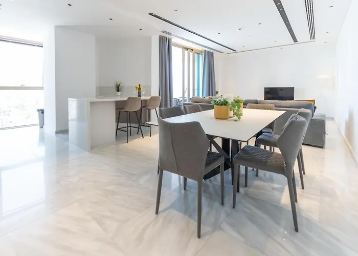 Skyhigh 360 Gym & Pool Apartment *