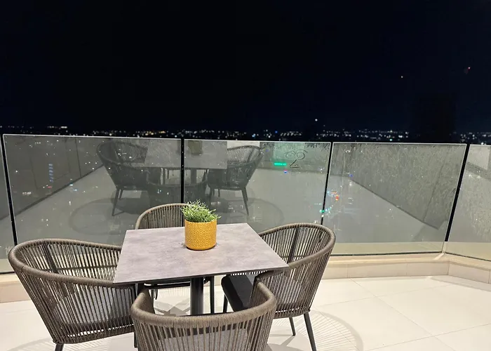 Skyhigh 360 Gym & Pool Apartment *